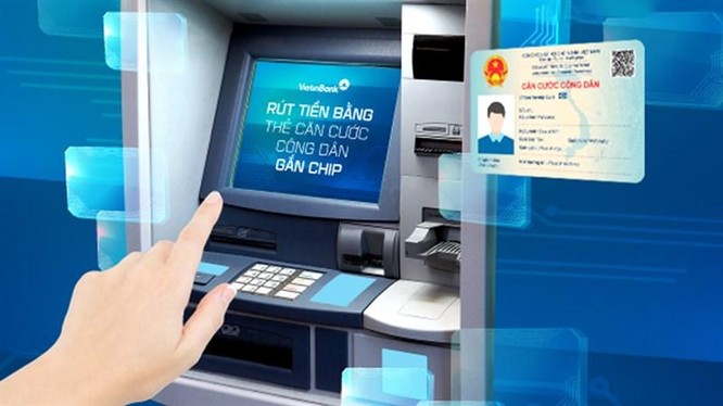 Với thẻ căn cước công dân gắn chip, người dân có thể dễ dàng rút tiền mặt tại ATM 