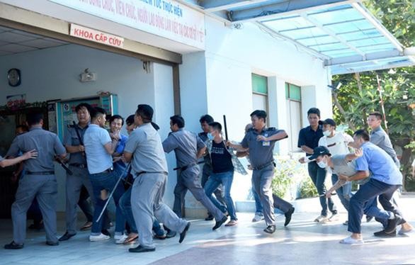 Diễn tập xử lý tình huống khẩn cấp khi hai nhóm giang hồ truy sát nhau tại Bệnh viện Nhân dân Gia Định, TP.HCM. Ảnh: Duyên Phan