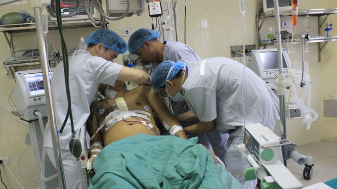 Nhóm bác sĩ của Bệnh viện E chăm sóc cho bệnh nhân sau phẫu thuật.