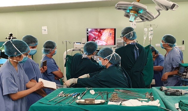 Các bác sĩ của Bệnh viện Bạch Mai thực hiện kỹ thuật mổ mới
