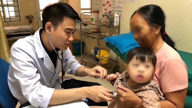 Bác sĩ của Bệnh viện E khám bệnh tại Lai Châu.