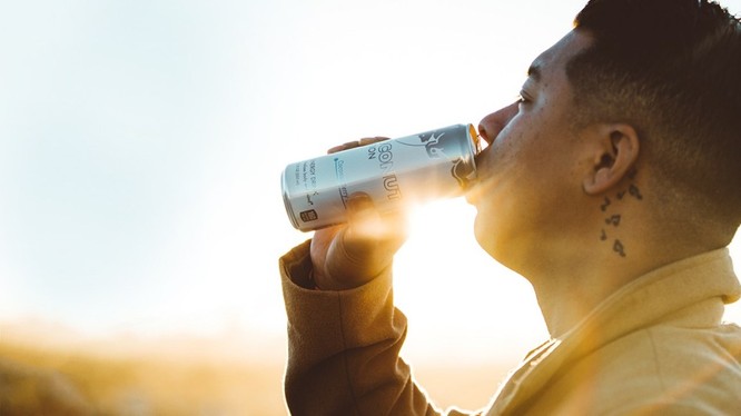Uống nhiều nước tăng lực gây hại cho sức khỏe của chính người sử dụng.