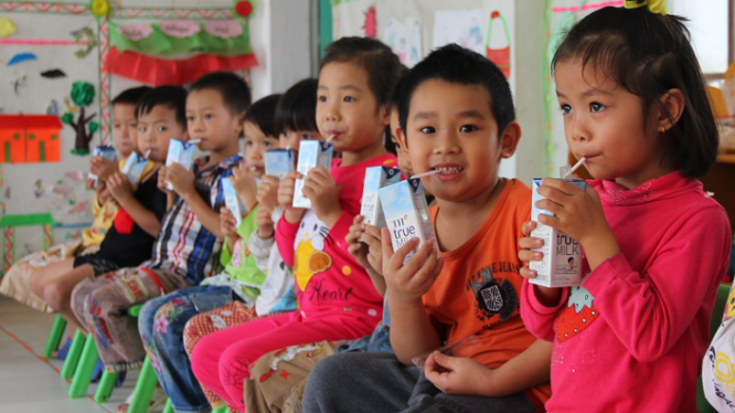 Các em nhỏ uống sữa tại trường mầm non.
