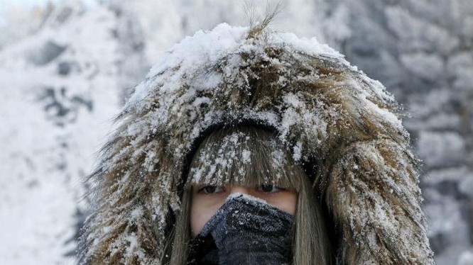 Người phụ nữ trùm kín đầu trong khu rừng bên bờ sông Yenisei, thành phố Krasnoyarsk, Nga, khi nhiệt độ ở đây rơi xuống khoảng -21 độ C.