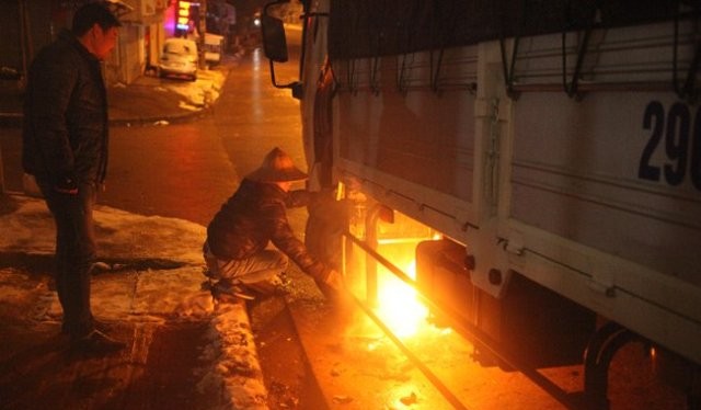 Hình ảnh tài xế đốt lửa dưới bình nhiên liệu khiến nhiều người đi qua phải rùng mình. Ảnh: Otofun