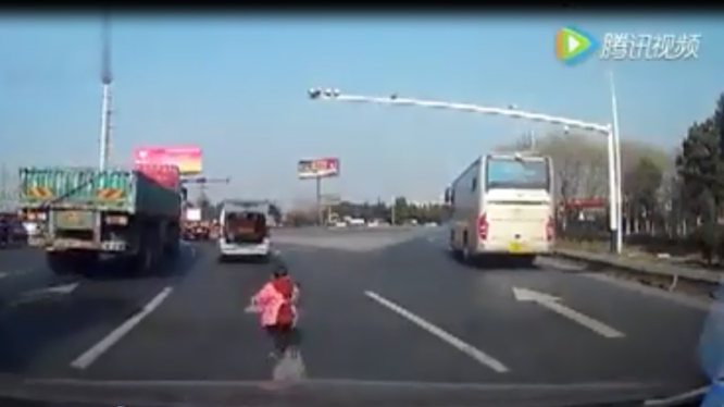 Video: Rùng mình em bé rơi xuống từ ôtô đang chạy 