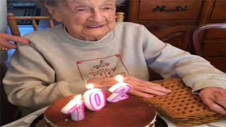 Video: Cụ bà 102 tuổi thổi nến mừng sinh nhật bay cả hàm răng giả