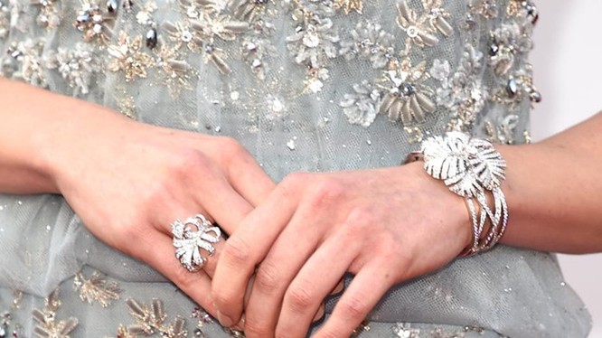 Cận cảnh lắc tay và nhẫn kim cương tinh tế của Daisy Ridley.