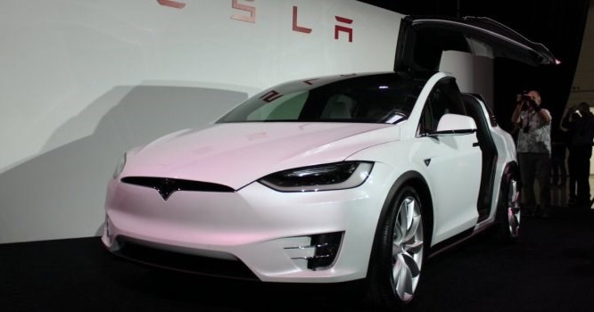 Cận cảnh nhà máy sản xuất xe hơi với 150 robot của Tesla
