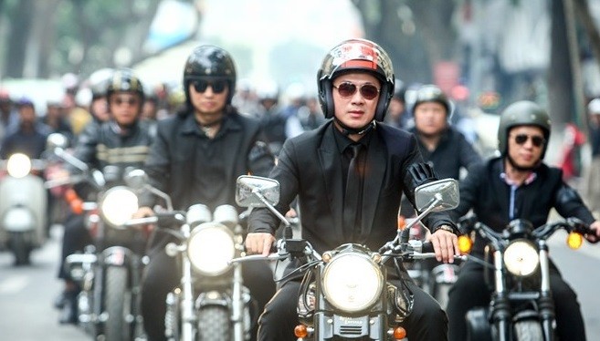 MC Anh Tuấn dẫn đầu đoàn xe trong lễ đưa tiến ca/nhạc sĩ Trần Lập về nơi an nghỉ cuối cùng.