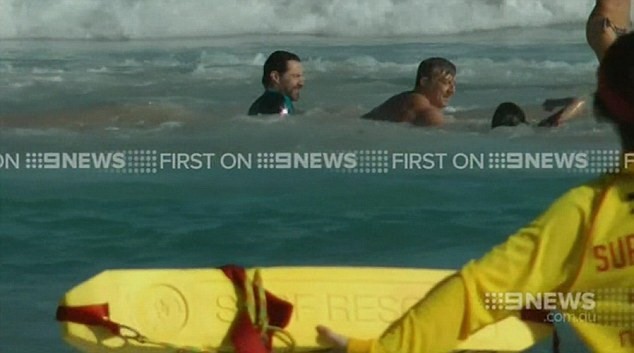 Hugh Jackman đưa một người lướt sóng vào bờ. 