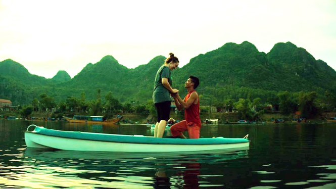 Thành quỳ cầu hôn Jamie trên thuyền ở sông Son, Phong Nha