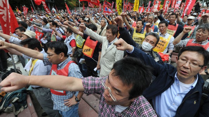 Nhật: Hàng chục ngàn người biểu tình đòi tăng lương