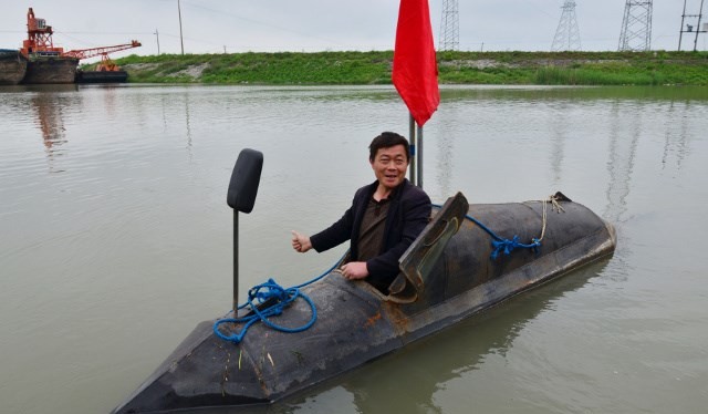 Anh Zhang chỉ là một trong số rất nhiều nông dân Trung Quốc theo đuổi giấc mơ chế tạo tàu ngầm. Gần đây là ông Du Xiutang (Ngọc Lâm, Thiểm Tây, Trung Quốc) đã tự đầu tư 300.000 nhân dân tệ để chế tạo tàu ngầm nhưng đáng tiếc là ông đã phá sản trước khi ho