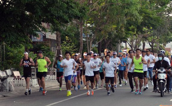2. Trong ngày 6/5, các VĐV đã “làm nóng” đường phố Đà Nẵng với giải chạy từ thiện Newborns Run Out