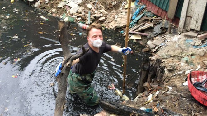 Khách Tây lội cống thối ở Hà Nội để vớt rác