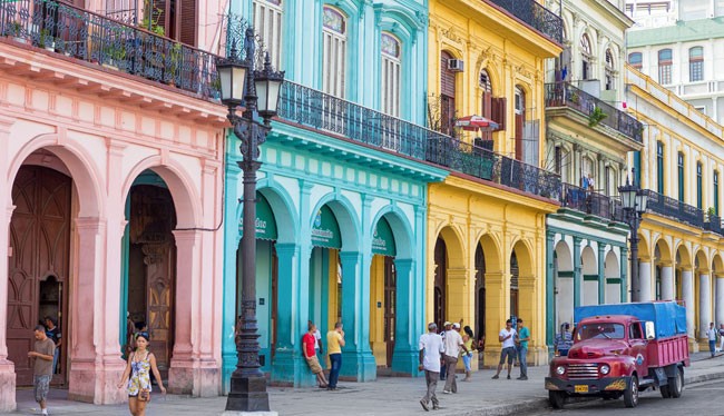 Các dãy nhà sơn đủ màu sắc rực rỡ là nét đặc trưng tại thủ đô La Habana.