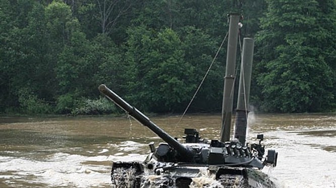 Được biết xe tăng T-72B có thể di chuyển dưới nước đến 2,5 km, ở độ sâu 5 m, và có thể sử dụng các loại vũ khí khi đang di chuyển dưới nước.