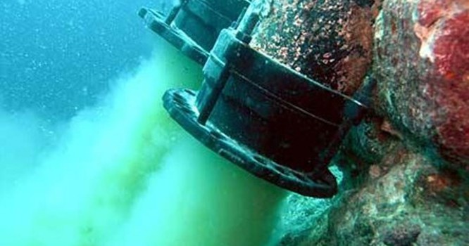 Đường ống xả thải ngầm của Formosa xuống biển đã được các ngư dân lặn xuống biển chụp, sau nghi vấn nhà máy này có liên quan đến việc cá chết hàng loạt.