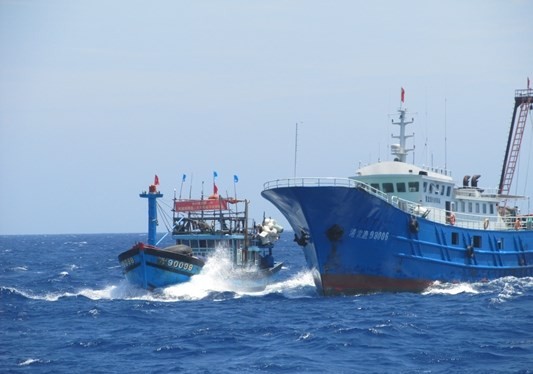 Tàu vỏ sắt to lớn của Trung Quốc (phải) hung hăng tấn công tàu cá vỏ gỗ của Việt Nam (trái) tại Hoàng Sa