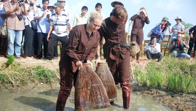 Khách Tây thích thú làm nông dân Việt