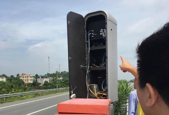 Tủ kết nối hệ thống giám sát giao thông qua camera trên cao tốc Nội Bài - Lào Cai. - Nguồn: FPT