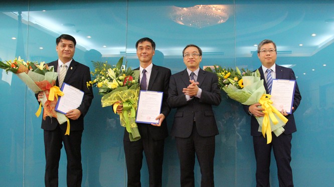 Thứ trưởng Phan Tâm trao quyết định bổ nhiệm và chúc mừng 3 tân lãnh đạo gồm: Chánh Văn phòng Bộ TT&TT Lê Ngọc Đức (ngoài cùng bên trái), Cục trưởng Cục PTTH&TTĐT Nguyễn Thanh Lâm (ngoài cùng bên phải), và Thành viên Hội đồng Thành viên Tập đoàn VNPT Đỗ V