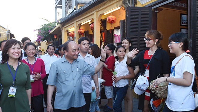 Thủ tướng vẫy tay chào du khách ở phố cổ Hội An.