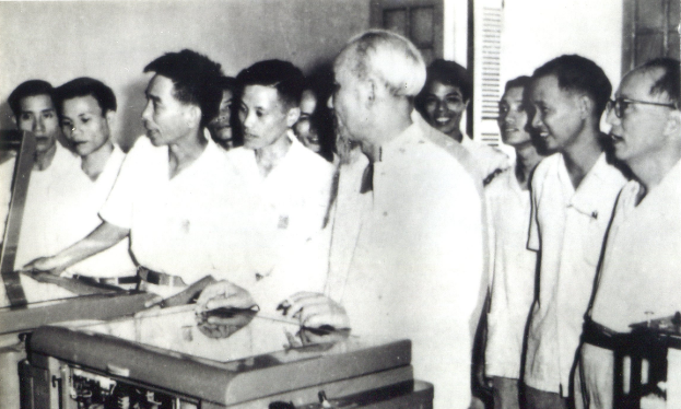 Chủ tịch Hồ Chí Minh thăm và nghe giới thiệu máy khuếch thanh của CP16-Cục Bưu điện TW, phục vụ Đại hội Đảng toàn quốc lần thứ 3 năm 1960.