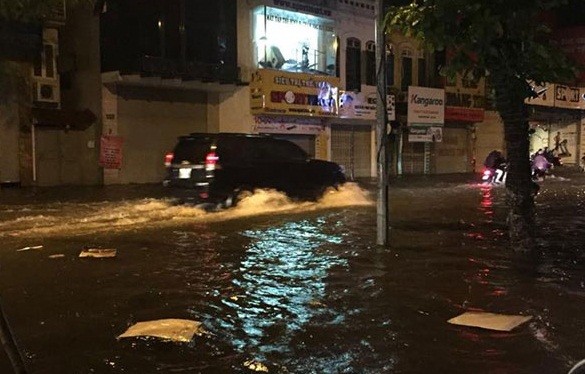 Tuyến phố Nguyễn Thái Học ngập nặng do trận mưa lớn tối 20/8. 