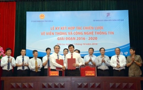 Chủ tịch UBND tỉnh Sơn La Cầm Ngọc Minh và Chủ tịch Tập đoàn VNPT Trần Mạnh Hùng thực hiện nghi lễ ký kết.