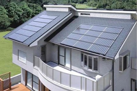 Tấm pin năng lượng mặt trời được lắp đặt trên mái nhà