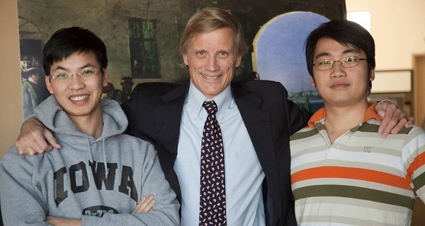 Ông Hùng Trần (ngoài cùng bên trái) cùng với Joe Tye (ở giữa) - tác giả của tác phẩm nổi tiếng Never Fear Never Quit về khởi nghiệp.