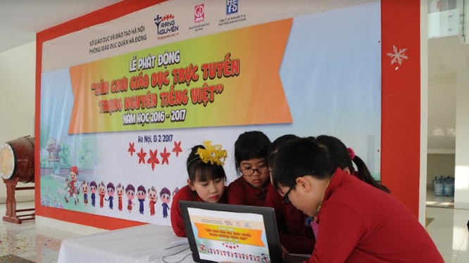 Các em học sinh háo hức tham gia cuộc thi.