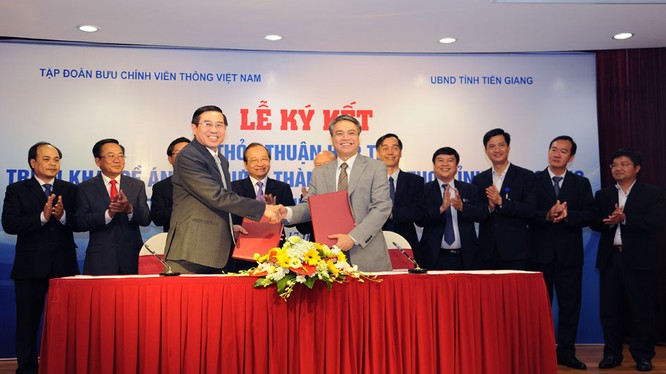Chủ tịch UBND tỉnh Tiền Giang Nguyễn Văn Hưởng (trái) và Chủ tịch VNPT Trần Mạnh Hùng (phải) ký thỏa thuận hợp tác xây dựng Mỹ Tho trở thành Smart City.
