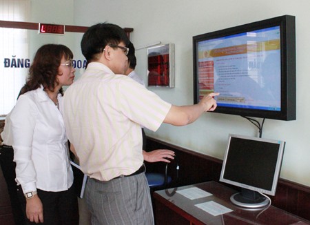 Ứng dụng CNTT vào xây dựng chính quyền điện tử trở thành yêu cầu cấp bách của Hà Nội.