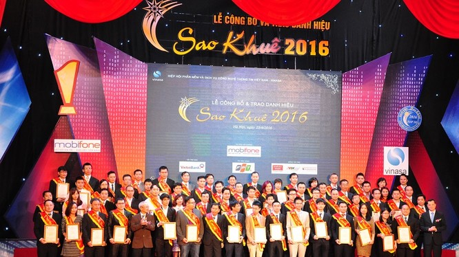  Lễ công bố danh hiệu Sao Khuê 2017 sẽ được tổ chức sáng 15/4/2-17 tại Nhà hát Đài tiếng nói Việt Nam và được truyền hình trực tiếp toàn quốc trên kênh VTC1 Đài Truyền hình kỹ thuật số VTC. Ảnh minh hoạ: Các cá nhân, doanh nghiệp tiêu biểu trong lễ tôn v