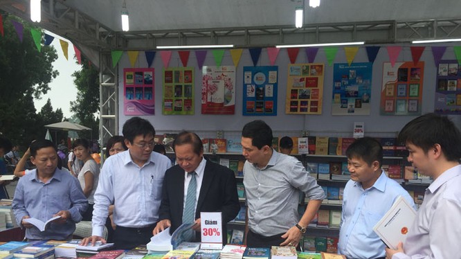 Lãnh đạo Bộ Thông tin và Truyền thông tham quan gian hàng sách tại Ngày sách Việt Nam