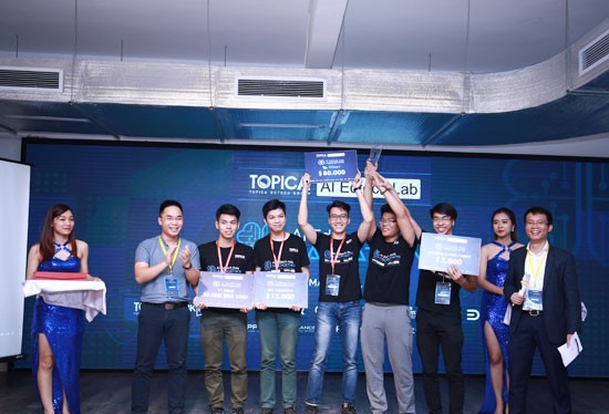 Ban tổ chức trao giải Nhất cuộc thi lập trình theo nhóm TOPICA AI Edtech Asia Hackathon 2017 cho đội thi "Nguyễn Hiền" với ứng dụng học tiếng Anh cho trẻ em thông minh.