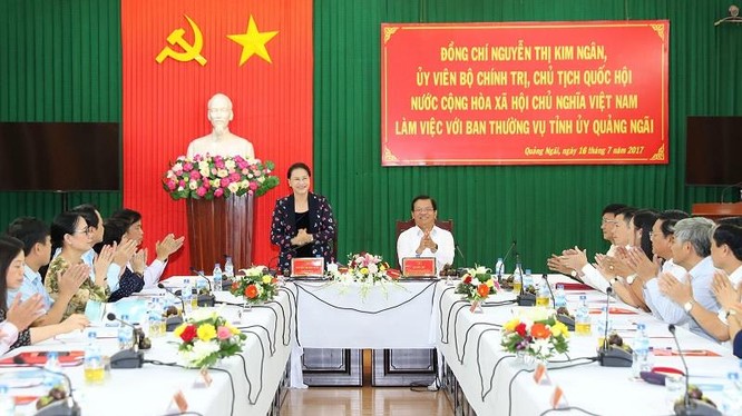 Chủ tịch Quốc hội Nguyễn Thị Kim Ngân làm việc với Ban Thường vụ Tỉnh ủy Quảng Ngãi. Ảnh: Trọng Đức