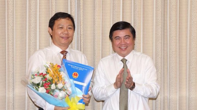 Chủ tịch Nguyễn Thành Phong trao quyết định bổ nhiệm cho ông Dương Anh Đức. Ảnh: VGP/Trần Nhật Minh.