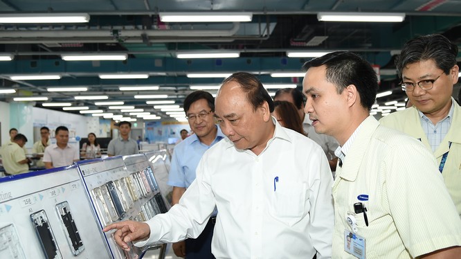 Thủ tướng Nguyễn Xuân Phúc tham quan khu đào tạo công nhân của Samsung. Ảnh: VGP/Quang Hiếu 