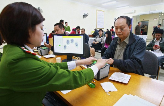 Công an Hà Nội lấy dấu vân tay người đến đăng ký cấp thẻ căn cước công dân Ảnh: TTXVN