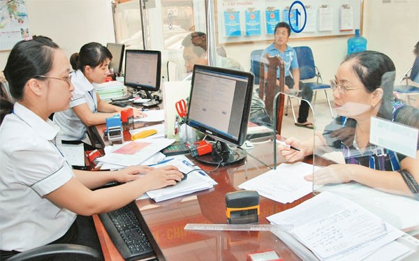 Người dân đến làm thủ tục hành chính tại Quận Long Biên. Ảnh: Duy Linh