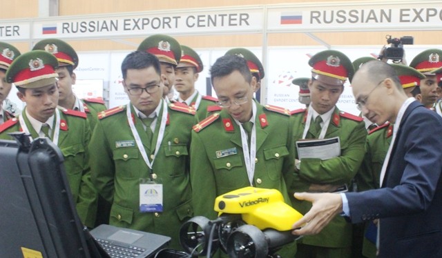 Các sỹ quan, chiến sĩ công an nhân dân nghe giới thiệu mô hình tìm kiếm, cứu nạn tự động tại Homeland Security Expo 2016. Ảnh: Báo điện tử Đảng Cộng sản Việt Nam.