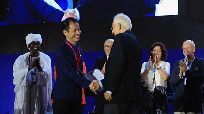KTS Hoàng Thúc Hào nhận Giải thưởng Vassilis Sgoutas của UIA. Ảnh: NVCC