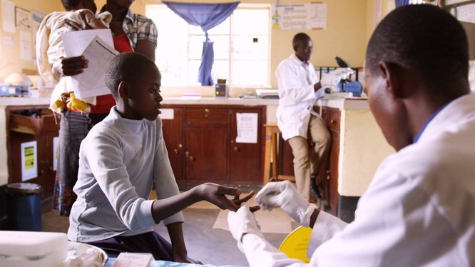 Tại Uganda, ứng dụng mới được xây dựng trên Azure cho phép bác sĩ chẩn đoán hồ sơ và chăm sóc bệnh nhân tốt hơn và nhân viên y tế có thể xác định và chặn đứng các bệnh truyền nhiễm như sốt rét trước khi chúng bùng phát. Ảnh: Microsoft.