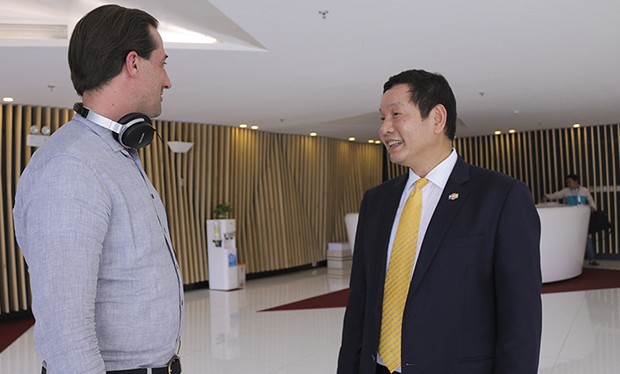 Chủ tịch FPT Trương Gia Bình trò chuyện với phóng viên Đài tiếng nói Hoa Kỳ.