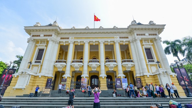 Nhà hát Lớn Hà Nội có chiều dài 87 m, bề ngang trung bình 30 m, phần đỉnh mái cao nhất 34 m so với nền đường, diện tích xây dựng khoảng 2.600 m2.