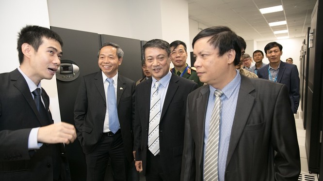 Thứ trưởng Bộ TT-TT Phạm Hồng Hải thăm Data Center đạt tiêu chuẩn PCI DSS của CMC Telecom. Ảnh: MIC